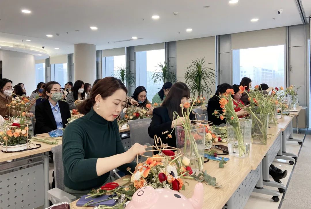 插花品香，诗情花意！亦庄人才集团开展女神节花艺沙龙运动